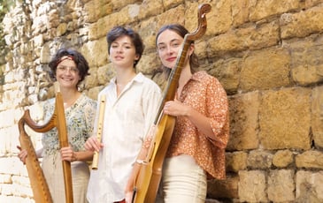 Terres guerroyées, dames courtisées