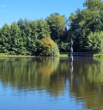 Sculpture géante sur le plan d'eau de Frans